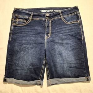 Wallflower women's size 18 The Luscious Curvy Fit ultra stretch jean shorts VGUC